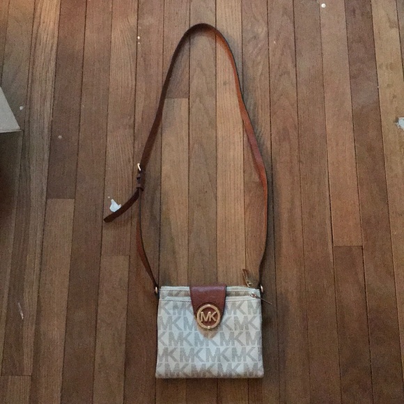 Michael Kors Handbags - ** PRICE IS FIRM** Michael Kors Crossbody Bag